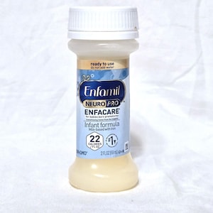 Può includere: Un piccolo flacone in plastica di latte artificiale Enfamil NeuroPro Enfacare con tappo a vite bianco. L'etichetta è azzurra e bianca e riporta il testo 'ready to use', 'do not add water', '22 calories/fl oz' e '2 fl oz (59 ml)'.