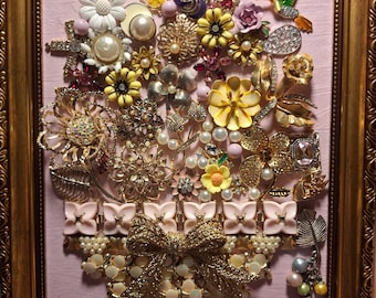 ヴィンテージジュエリーアート作品：ブローチ、ペンダント、パール、花、リボンを組み合わせたもの