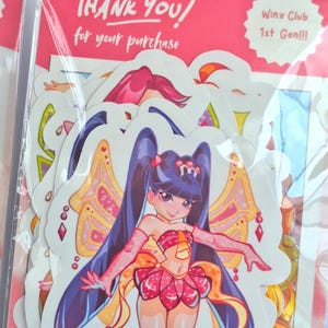 Puede incluir: Una colección de pegatinas Winx Club 1st Gen sobre una tarjeta rosa con el texto THANK YOU! for your purchase y Winx Club 1st Gen!!!. Las pegatinas muestran un personaje con largo cabello azul oscuro, alas rosas y un conjunto rosa.