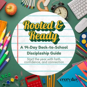 Puede incluir: Imagen con temática de vuelta al cole con fondo verde. Un gráfico circular en el centro dice "Rooted & Ready" y "A 14-Day Back-to-School Discipleship Guide". Lápices, una manzana, una calculadora y un reloj rodean el gráfico.