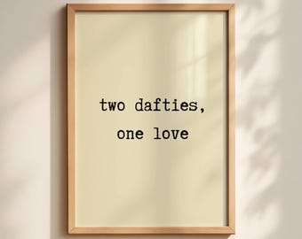Lámina "Two Dafties One Love": Arte mural divertido para parejas, póster tipográfico minimalista, regalo romántico y original, decoración para el hogar con humor escocés.