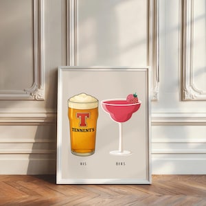 Puede incluir: Impresión enmarcada con ilustraciones de una pinta de cerveza Tennent's y un cóctel rosa con fresa. Las palabras "HIS" y "HERS" están debajo de las bebidas. La copa de cerveza tiene un logotipo "T" rojo.
