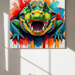 以下が含まれることがあります： 口を開けたワニを描いた、鮮やかな色のキャンバスプリント。 緑、黄、青、赤の鮮やかな色使いで、ペイントスプラッシュ効果があります。 ワニの歯が見えます。