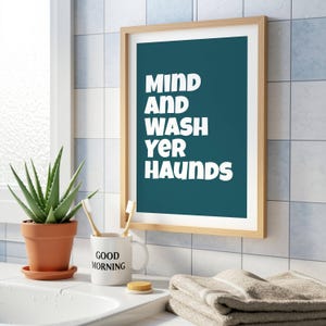Stampa Mind and Wash Yer Haunds • Divertente arte murale scozzese per il bagno • Stampa con slang scozzese • Poster tipografico umoristico in regalo