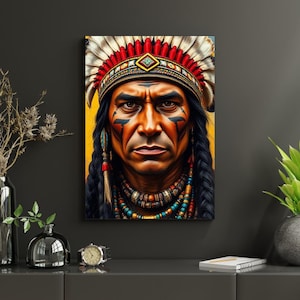 Op de afbeelding: Een portret van een inheemse man met een traditionele hoofdtooi met rode en witte veren, een kralenketting en gezichtsverf. De achtergrond is geel, het kunstwerk is op canvas.