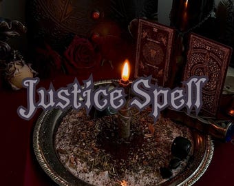 Może przedstawiać: Srebrna taca z zapaloną świecą, ziołami i kryształami, z tekstem "Justice Spell". Dwie karty tarota są widoczne w tle, wraz z zapaloną świecą w szklanym słoiku. Scena rozgrywa się na ciemnym, nastrojowym tle.