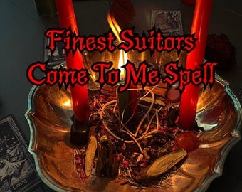 Puede incluir: Una configuración ritual con un cuenco plateado adornado con una vela encendida y velas rojas. El cuenco contiene hierbas secas y un pequeño cristal. El texto "Finest Suitors Come To Me Spell" se muestra en rojo.