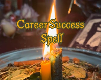 Puede incluir: Una vela encendida con una llama brillante, junto a una vela amarilla más pequeña. El texto "Career Success Spell" está en letras doradas. Las velas están sobre una bandeja plateada con hierbas y una rama de canela.