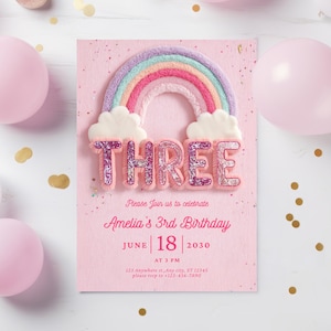 Puede incluir: Una invitación de cumpleaños rosa con un arcoíris y la palabra "THREE". La invitación incluye el texto "Please Join us to celebrate Amelia's 3rd Birthday" y la fecha "18 de junio de 2030". Globos rosas y confeti dorado rodean la invitación.
