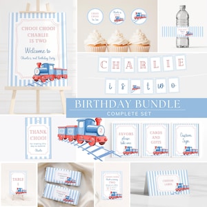Könnte beinhalten: Ein komplettes Geburtstagsparty-Paket mit einem Zug-Thema. Enthält ein Willkommensschild, Cupcake-Topper, ein Banner, Wasserflaschenetiketten, Geschenkanhänger, Schokoriegelverpackungen und andere passende Artikel. Das Farbschema ist blau, rot und weiß.