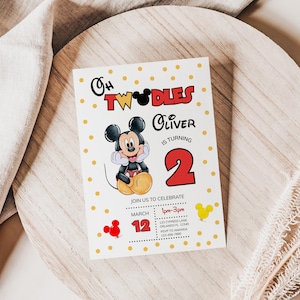 Pode incluir: Um cartão de convite branco com o tema Mickey Mouse. O cartão diz "Oh Twodles Oliver está a fazer 2 anos" em vermelho e preto. Inclui detalhes do evento: 12 de março, 13h-15h e um endereço. Bolinhas amarelas e ícones do Mickey Mouse decoram o cartão.