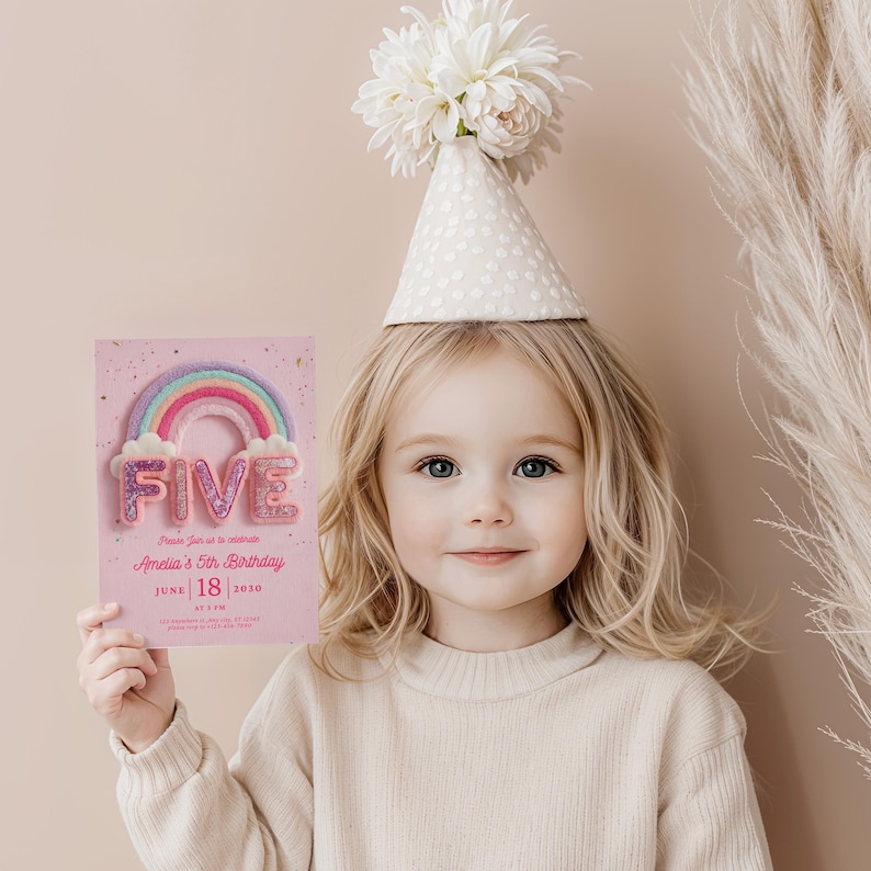 K&ouml;nnte beinhalten: Ein Kind mit Partyhut h&auml;lt eine rosa Geburtstagseinladung. Die Einladung zeigt ein Regenbogen-Design mit dem Wort "FIVE" in glitzernden Buchstaben. Das Datum 18. Juni 2030 ist ebenfalls angegeben.