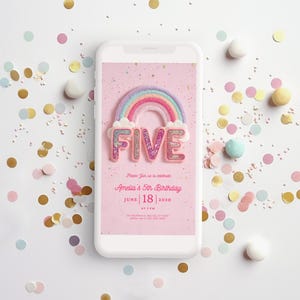 K&ouml;nnte beinhalten: Ein wei&szlig;es Smartphone zeigt eine rosa Geburtstagseinladung mit einem Regenbogen und dem Wort "FIVE" in glitzernden Buchstaben. Die Einladung lautet "Amelias 5. Geburtstag" und enth&auml;lt das Datum 18. Juni 2020. Bunte Konfetti und S&uuml;&szlig;igkeiten umgeben das Telefon.