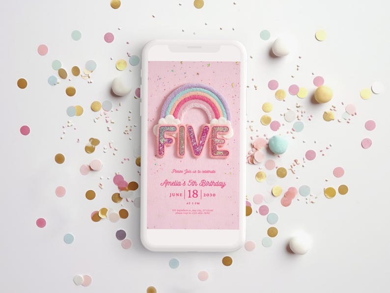 K&ouml;nnte beinhalten: Ein wei&szlig;es Smartphone zeigt eine rosa Geburtstagseinladung mit einem Regenbogen und dem Wort "FIVE" in glitzernden Buchstaben. Die Einladung lautet "Amelias 5. Geburtstag" und enth&auml;lt das Datum 18. Juni 2020. Bunte Konfetti und S&uuml;&szlig;igkeiten umgeben das Telefon.
