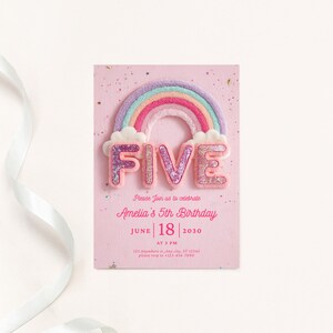 K&ouml;nnte beinhalten: Rosa Geburtstagseinladung mit Regenbogen und dem Wort "FIVE" in Glitzer. Die Einladung lautet "Please Join us to celebrate Amelia's 5th Birthday" mit dem Datum 18. Juni 2030.