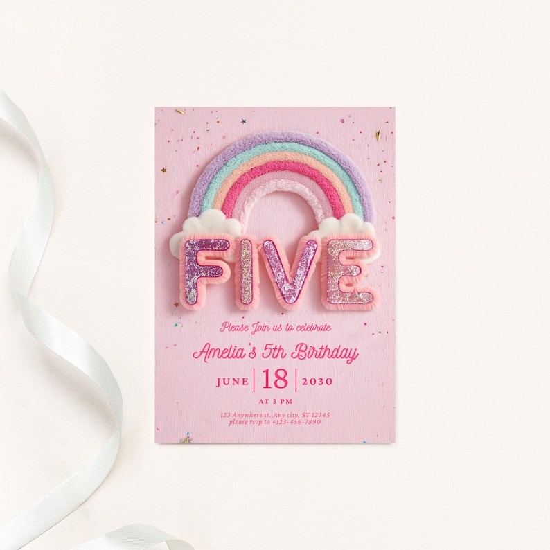 K&ouml;nnte beinhalten: Rosa Geburtstagseinladung mit Regenbogen und dem Wort "FIVE" in Glitzer. Die Einladung lautet "Please Join us to celebrate Amelia's 5th Birthday" mit dem Datum 18. Juni 2030.