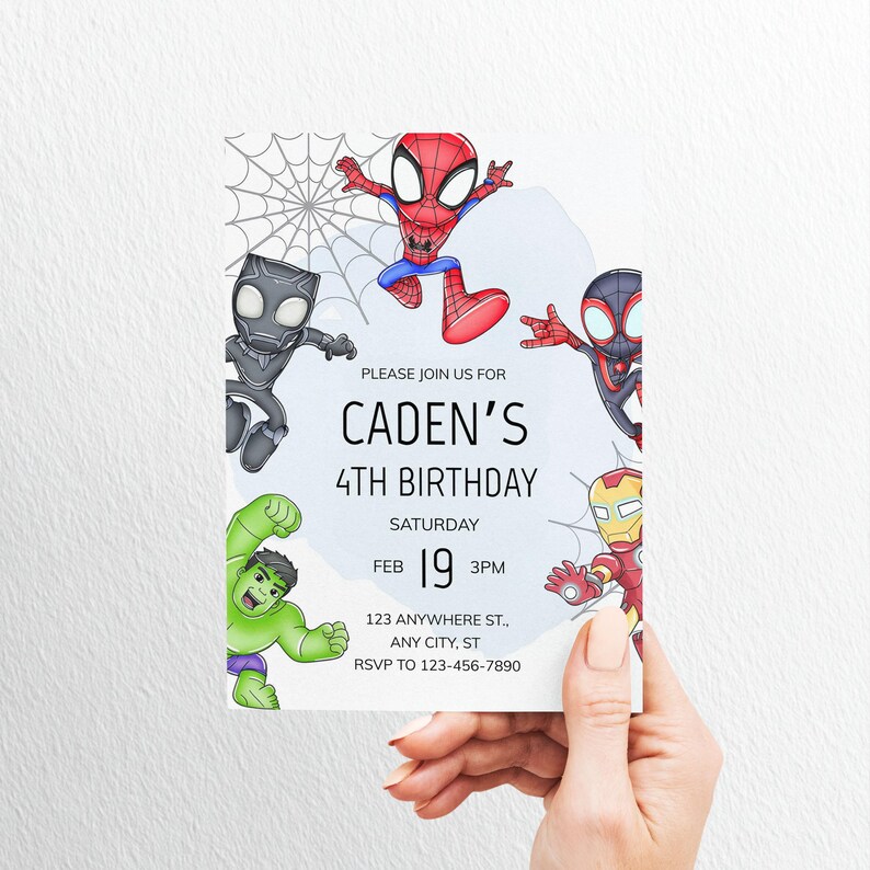 Puede incluir: Una invitaci&oacute;n de cumplea&ntilde;os con ilustraciones de superh&eacute;roes, incluyendo a Spider-Man, Black Panther, Hulk, Iron Man y Miles Morales. El texto de la invitaci&oacute;n dice "CADEN'S 4TH BIRTHDAY" con detalles de fecha y hora. Una mano sostiene la invitaci&oacute;n.
