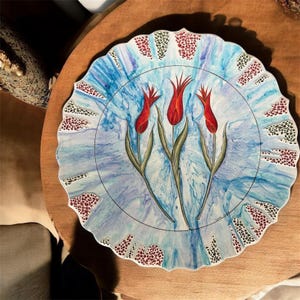 Plato de pared de cerámica hecho a mano de 40 cm, arte turco tulipán rojo, cerámica texturizada en relieve 3D, decoración de pared estilo Iznik, arte de cerámica firmado,