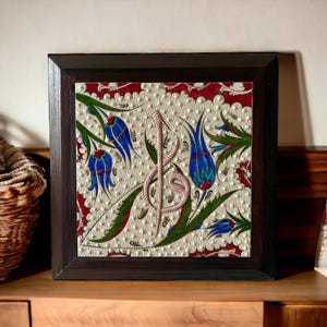 Handgemaakte keramische tegel met reliëf: Ottomaanse tulp en elif - muurkunst Turkse blauwe bloemen