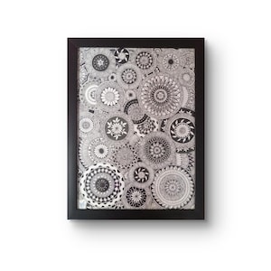 Ręcznie rysowana, misterna, czarno-biała mandala ścienna w stylu zentangle.
