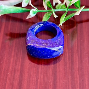 Handgefertigter Lapis Lazuli Statement Ring Geometrisches Design, Tiefblauer Natürlicher Edelstein Schmuck