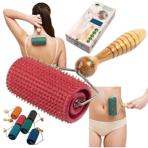 Könnte beinhalten: Rote Massagerolle mit Metallspitzen und Holzgriff. Das Bild zeigt die Rolle, die auf dem Rücken und Bauch verwendet wird. Es werden auch mehrere andere Rollen in verschiedenen Farben gezeigt.