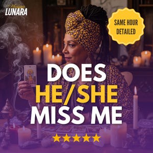 Puede incluir: Imagen de una mujer con turbante sosteniendo una carta del tarot. El texto "DOES HE/SHE MISS ME" está en letras blancas grandes. Una insignia amarilla dice "SAME HOUR DETAILED". La imagen tiene un tema místico.