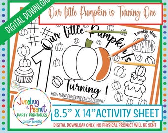 Puede incluir: Una hoja de actividades de descarga digital con temática de calabaza. La hoja presenta el texto "Our little Pumpkin is Turning One" e incluye ilustraciones de calabazas, un laberinto y el texto "How many pumpkins can you count?" La hoja mide 21,6 cm x 35,6 cm.