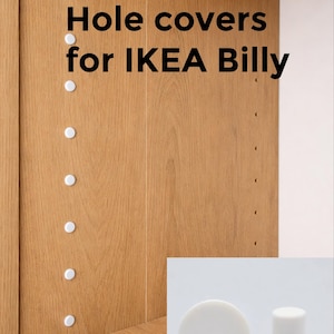 Op de afbeelding: Witte gatenafdekkingen voor IKEA Billy planken. De afbeelding toont de afdekkingen geïnstalleerd op een houten plank en twee individuele afdekkingen. Tekst op de afbeelding luidt: Gatenafdekkingen voor IKEA Billy.