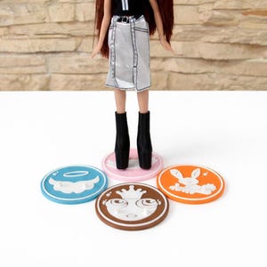 Bratz Icon Puppenständer-Set – Yasmin, Sasha, Chloe, Jade Präsentationssockel | Y2K Sammlerdeko (4–20er-Pack)