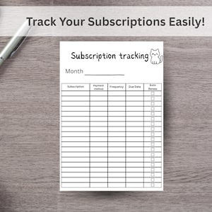 Può includere: Un foglio bianco per il monitoraggio degli abbonamenti con un'illustrazione di un gatto. Il foglio include campi per abbonamento, metodo di pagamento, frequenza, data di scadenza e rinnovo automatico. Il testo "Track Your Subscriptions Easily!" è in alto.