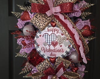Luxe Valentijnsdagversiering | Valentijnsdeurdecoratie met luipaardprint | Valentijnsdagkrans | Roze en rode hartjesversiering | Valentijnsdecoratie voor de voordeur