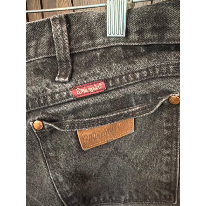 Pantalones vaqueros Wrangler para hombre, corte relajado, color negro desgastado, 31MWZWK, 40x30, denim de algodón. imagen 4