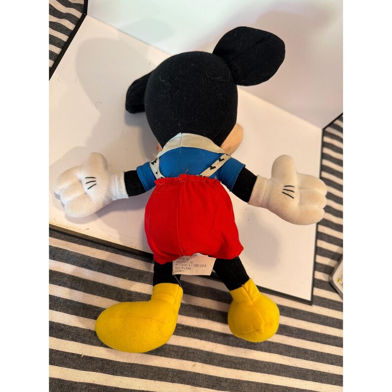 Vintage Mickey Mouse pluche Mattel Arcotoys Disney knuffel rode korte broek 12 inch afbeelding 3