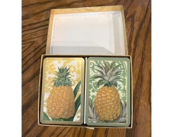 Set di carte da gioco Caspari, doppio mazzo, oro, verde, ananas, con scatola in damasco botanico.