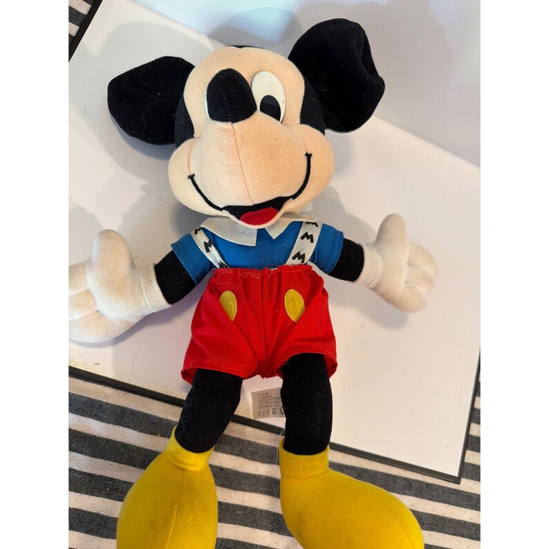 Vintage Mickey Mouse pluche Mattel Arcotoys Disney knuffel rode korte broek 12 inch afbeelding 2