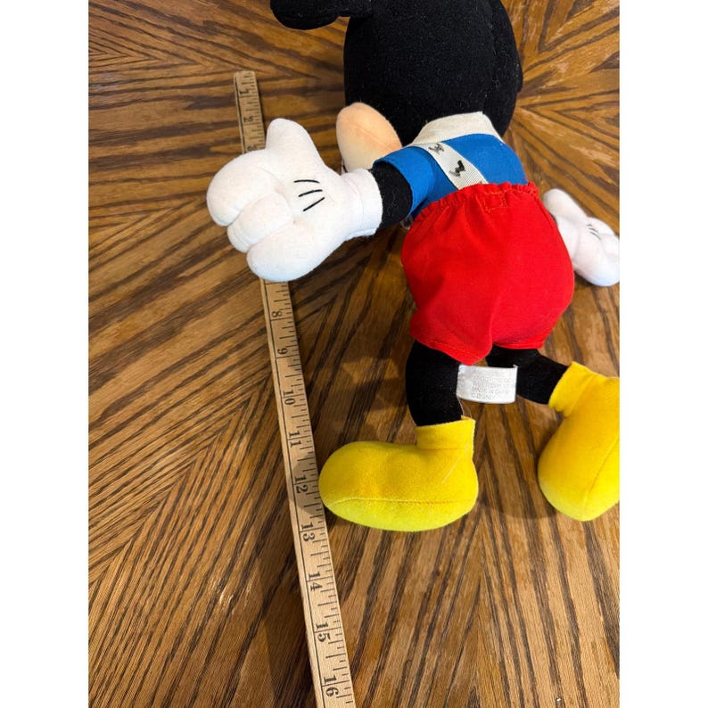 Peluche vintage de Mickey Mouse de Disney, Mattel Arcotoys, 38 cm, pantalón corto rojo. imagen 3