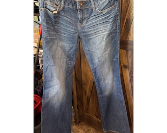 Guess Nadia Jeans acampanados de tiro bajo, lavado medio, mezclilla azul, talla W28 QB008401000