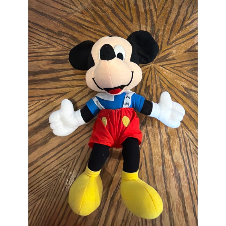 Peluche vintage de Mickey Mouse de Disney, Mattel Arcotoys, 38 cm, pantalón corto rojo. imagen 1