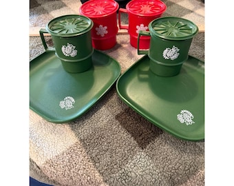 Juego de merienda navideña Tupperware vintage: 4 tazas con tapa y 2 platos, diseño de pájaro rojo y verde.