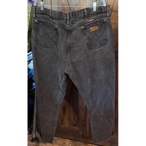 Pantalones vaqueros Wrangler para hombre, corte relajado, color negro desgastado, 31MWZWK, 40x30, denim de algodón. imagen 3