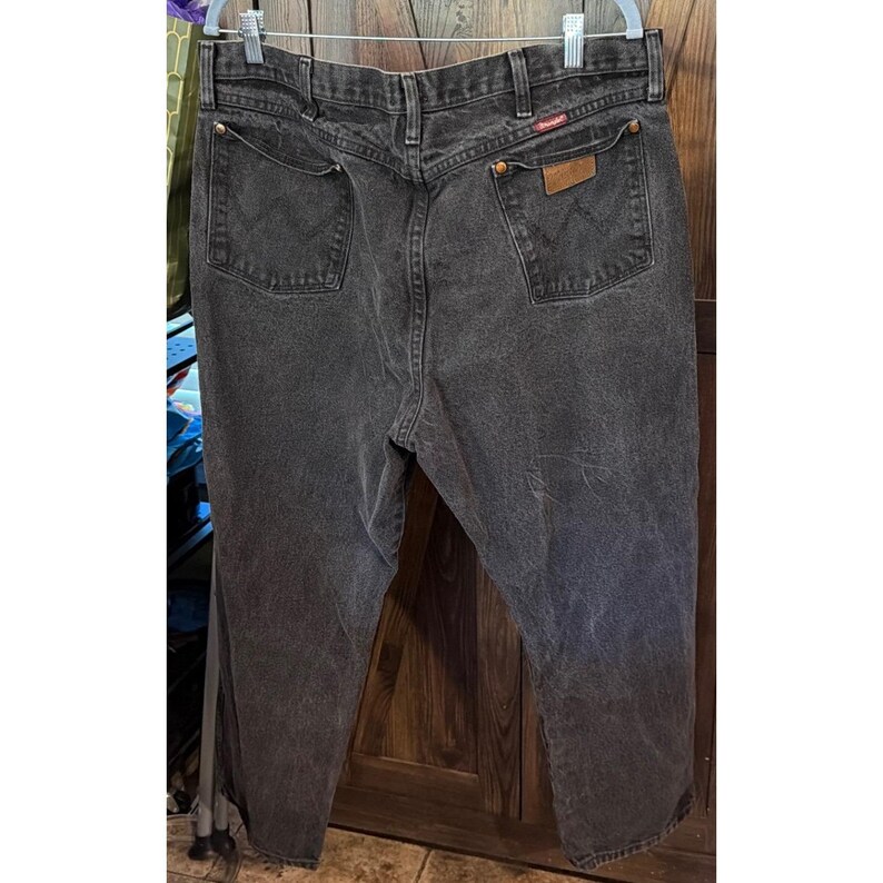 Pantalones vaqueros Wrangler para hombre, corte relajado, color negro desgastado, 31MWZWK, 40x30, denim de algodón. imagen 3