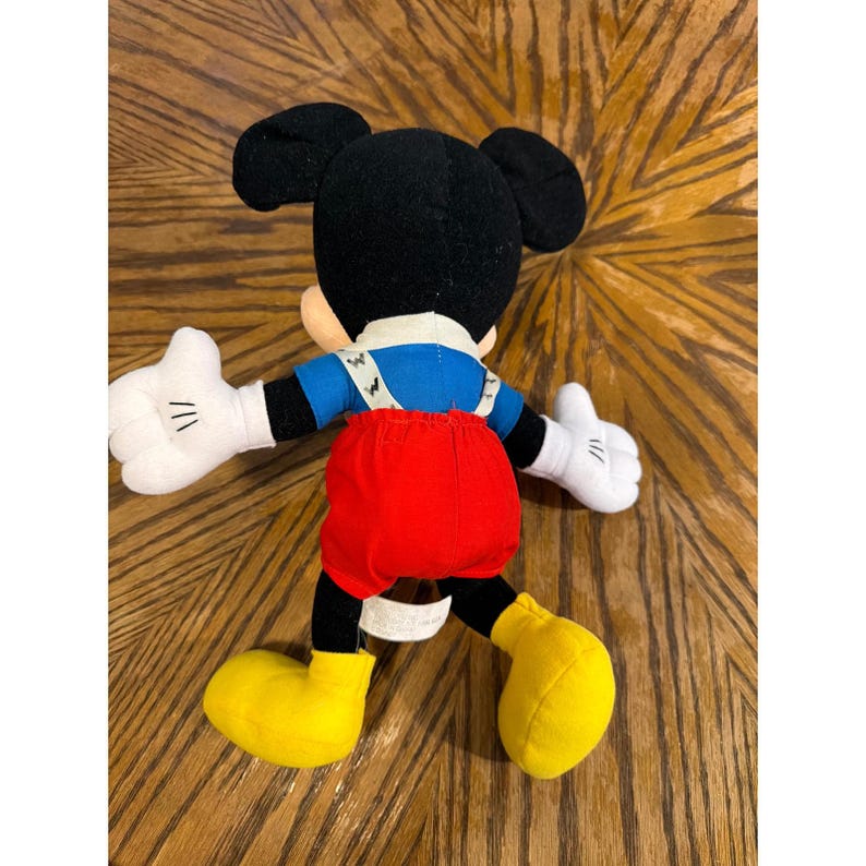 Peluche vintage de Mickey Mouse de Disney, Mattel Arcotoys, 38 cm, pantalón corto rojo. imagen 2