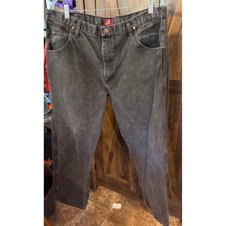 Pantalones vaqueros Wrangler para hombre, corte relajado, color negro desgastado, 31MWZWK, 40x30, denim de algodón. imagen 1