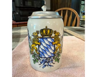 Boccale da birra vintage con stemma bavarese e coperchio in peltro incernierato, tazza tedesca