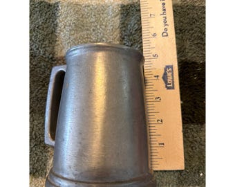 Jarra de cerveza de peltre vintage, estilo rústico medieval, ideal para tabernas y bares.