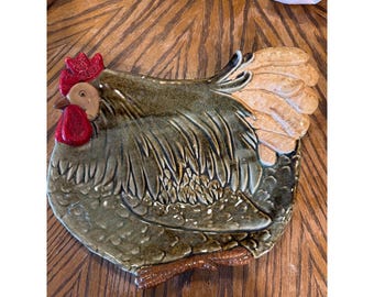 Targa decorativa da parete vintage in ceramica a forma di gallo, colore verde e rosso, stile rustico.
