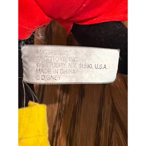 Peluche vintage de Mickey Mouse de Disney, Mattel Arcotoys, 38 cm, pantalón corto rojo. imagen 4
