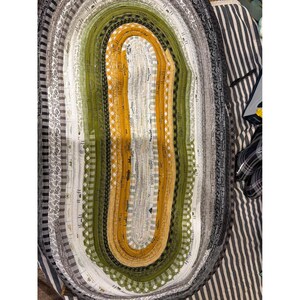Alfombra ovalada de algodón enrollada hecha a mano, color verde, amarillo y gris, 43x24,5