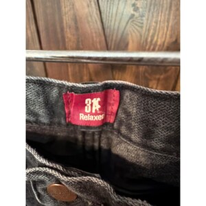 Pantalones vaqueros Wrangler para hombre, corte relajado, color negro desgastado, 31MWZWK, 40x30, denim de algodón. imagen 2